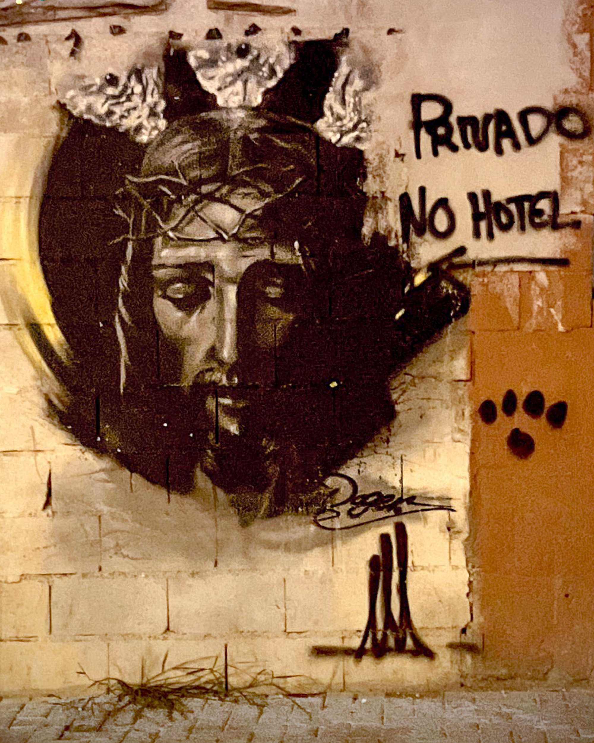 Mural de Jesús, obra de Doger, junto al Guadalmedina y el barrio de La Trinidad