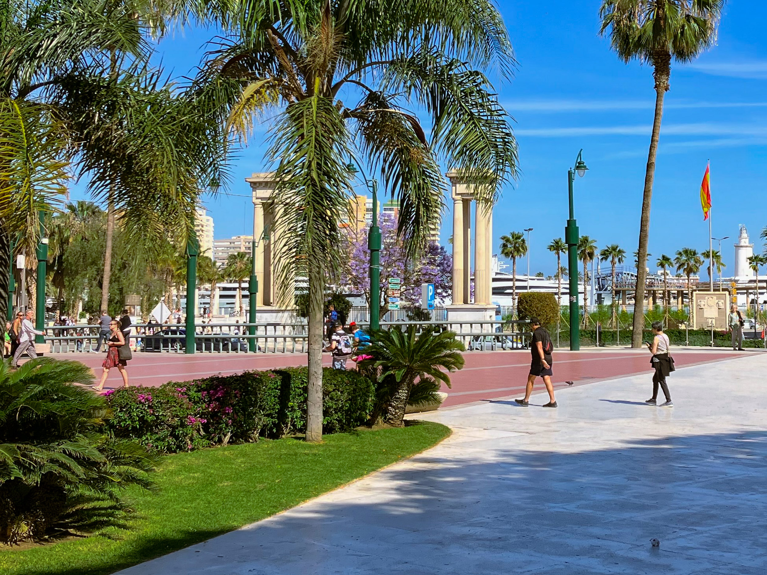 Plaza de la Marina, con las columnas del Puerto de Málaga y La Farola al fondo