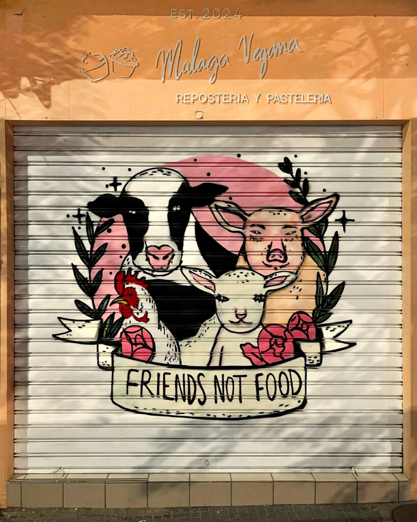 Mural de animales en la persiana de Málaga Vegana Repostería Pastería en la Avenida Dr. Gálvez Ginachero