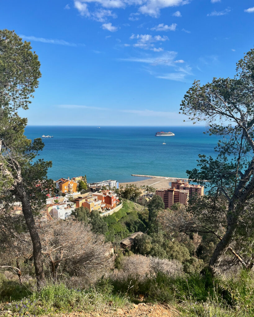 El barrio residencial de El Limonar y Playa La Malagueta en Málaga, en el distrito este, visto desde Monte Victoria
