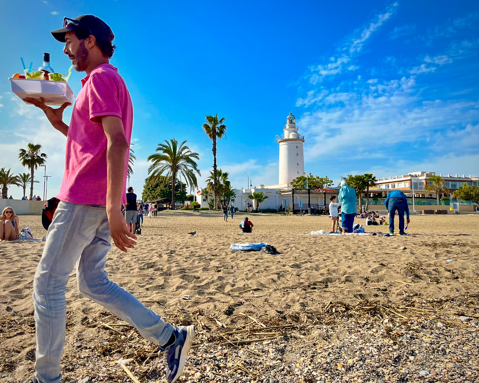 La playa de La Malagueta y el faro de La Farola, en Málaga, se encuentran junto al puerto de Málaga y cerca del casco antiguo