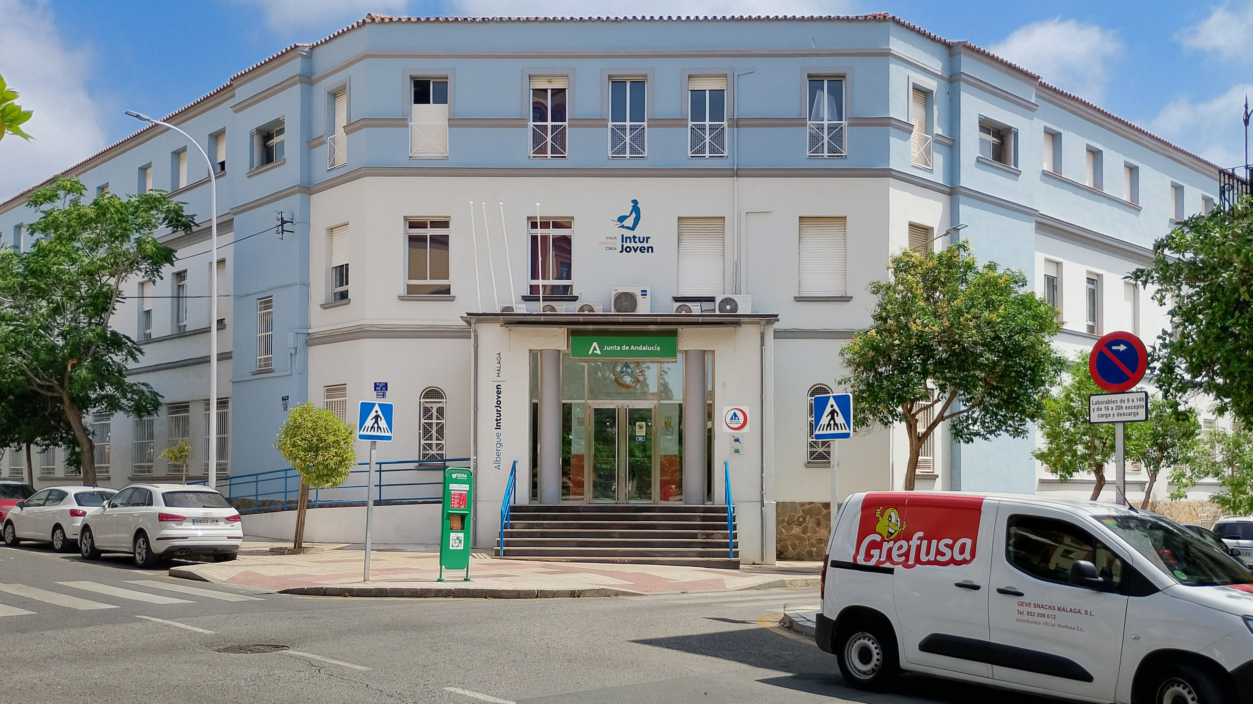 Entrada del Albergue Inturjoven en la Pl. Pío XII 6 en el barrio de Cruz de Humilladero en Málaga