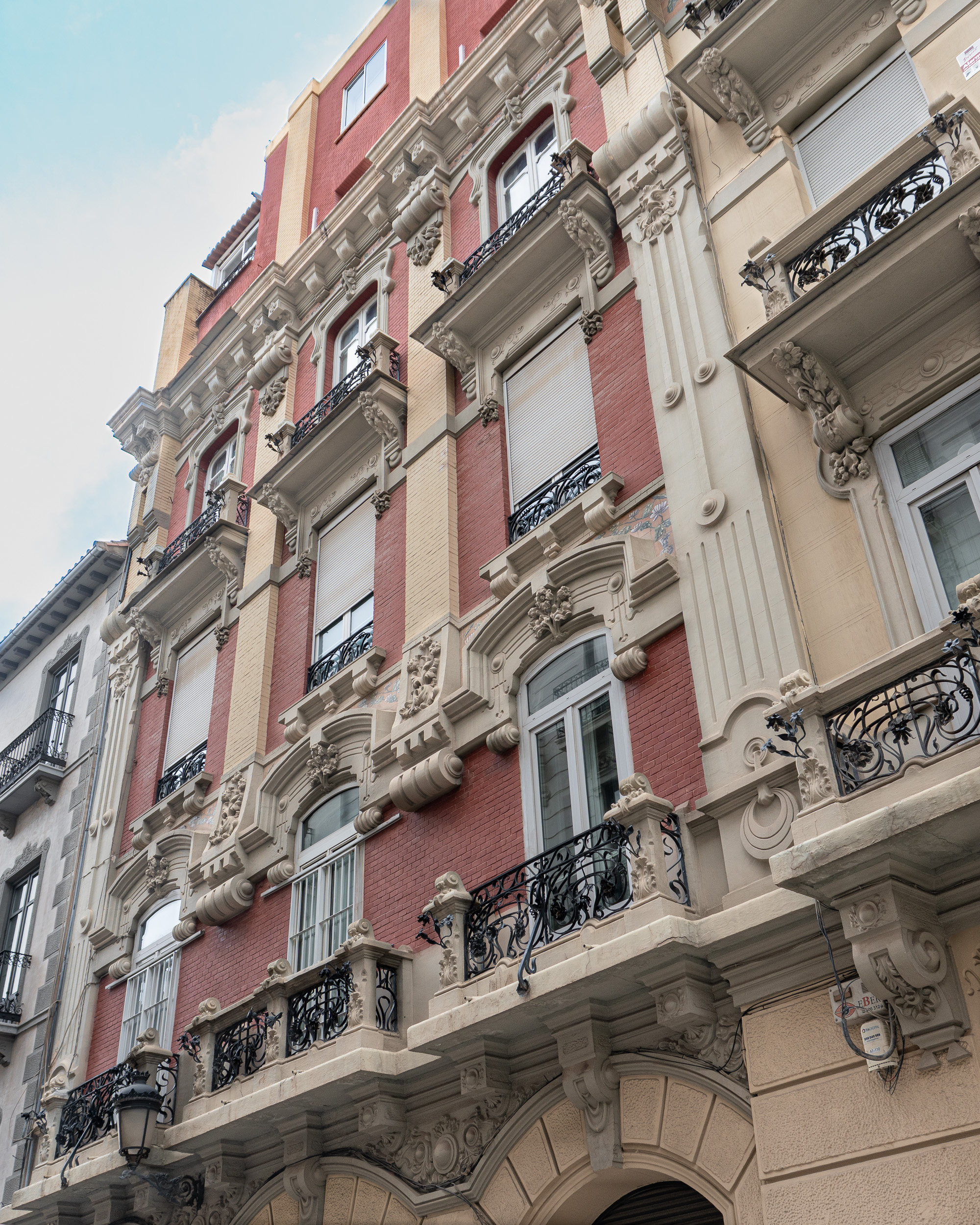 Fachada histórica en la Gran Vía de Colón en el casco antiguo de Granada