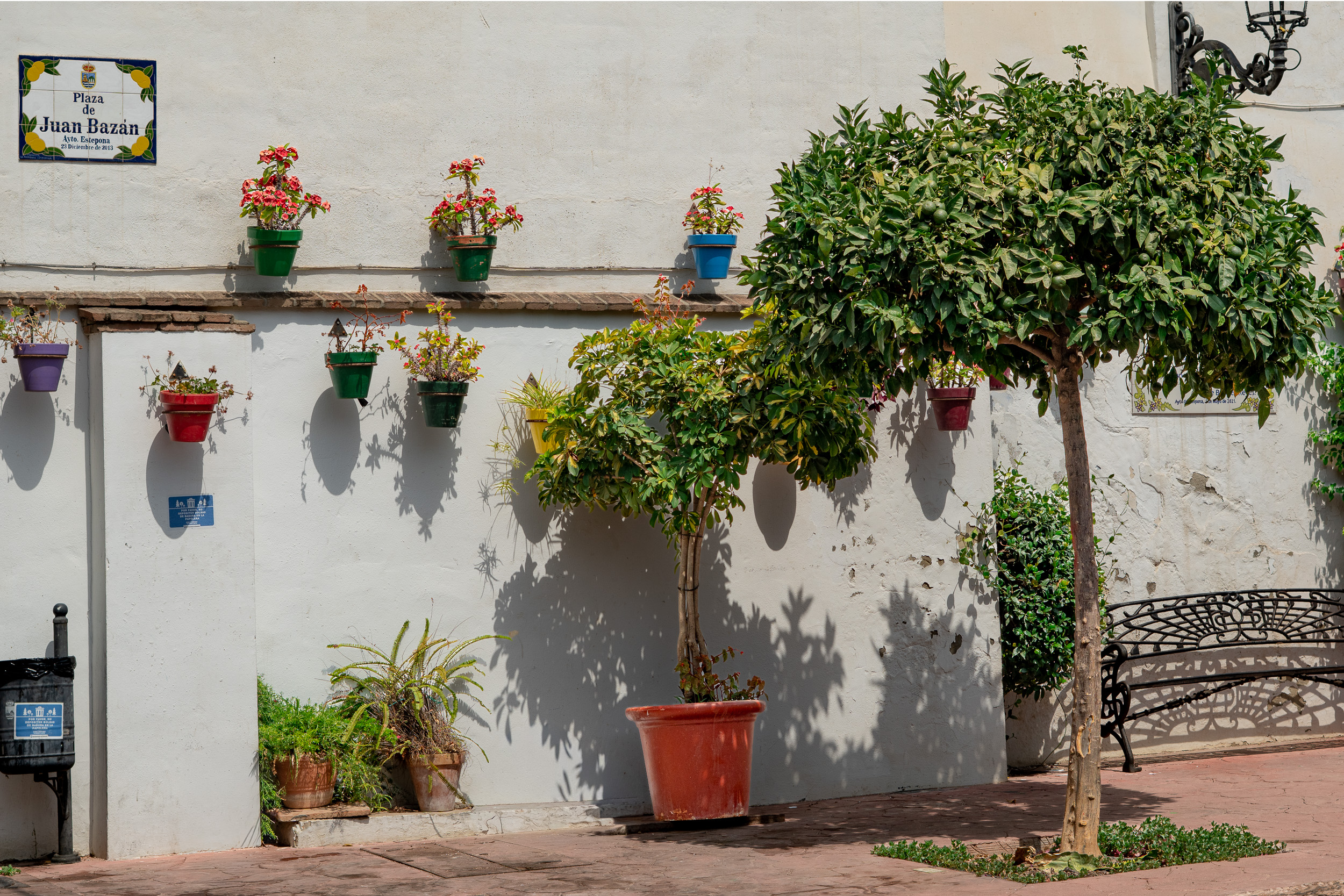 La plaza de Juan Bazán llena de plantas situada en el casco antiguo de Estepona