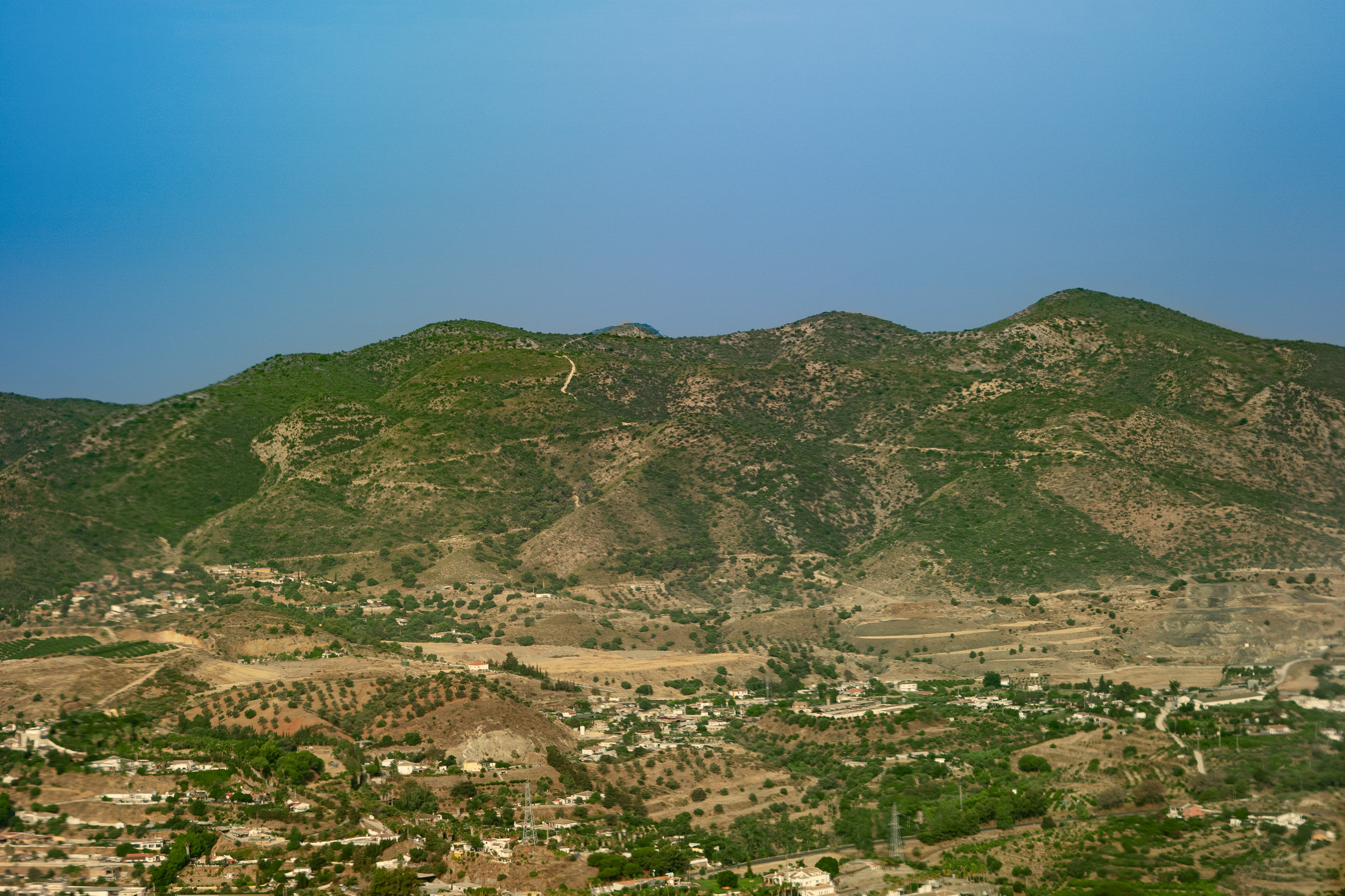 Sierra de Mijas, con el Pico de Mijas y el municipio de Alhaurín el Grande