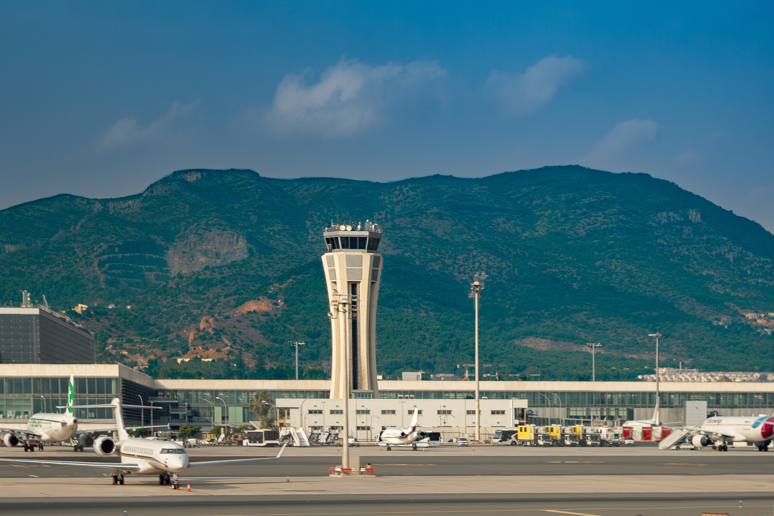 Pista del Aeropuerto de Málaga-Costa del Sol con la Sierra de Mijas al fondo
