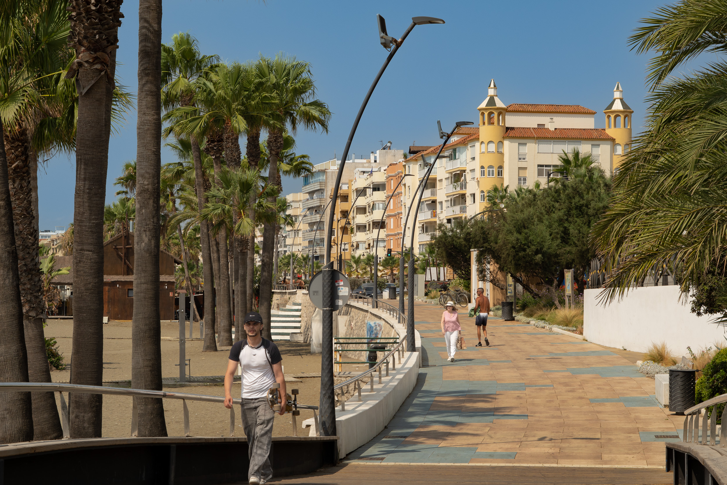 Estepona Costa del Sol Paseo Marítimo en verano