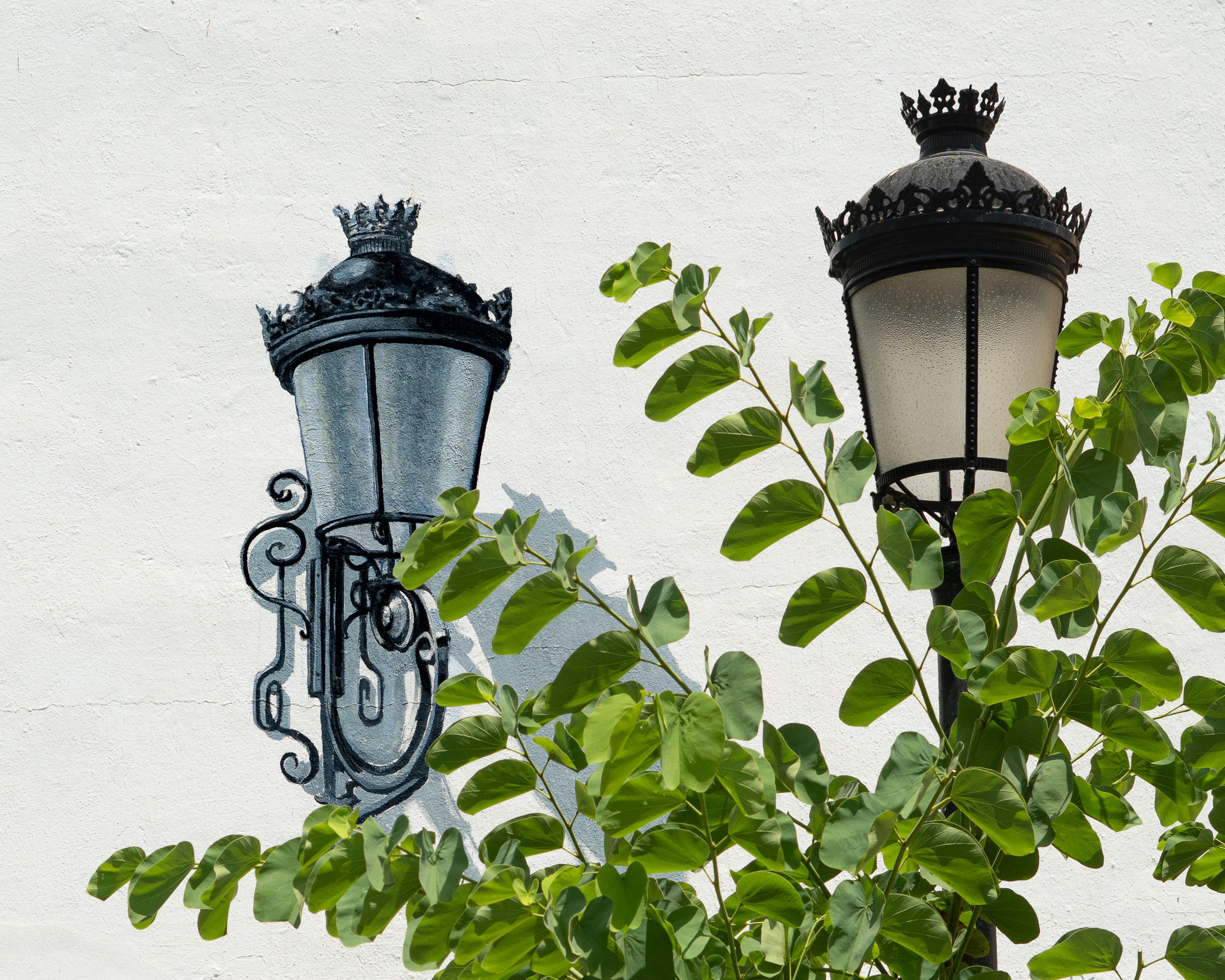 Detail of a lantern from the mural by José Fernández Ríos in the Plaza Ntra. Sra. de los remedios