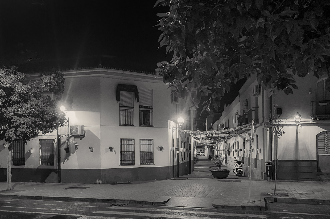 Calle Zamorano seen from Calle Jaboneros in the La Trinidad neighborhood of Málaga, at night, in black and white