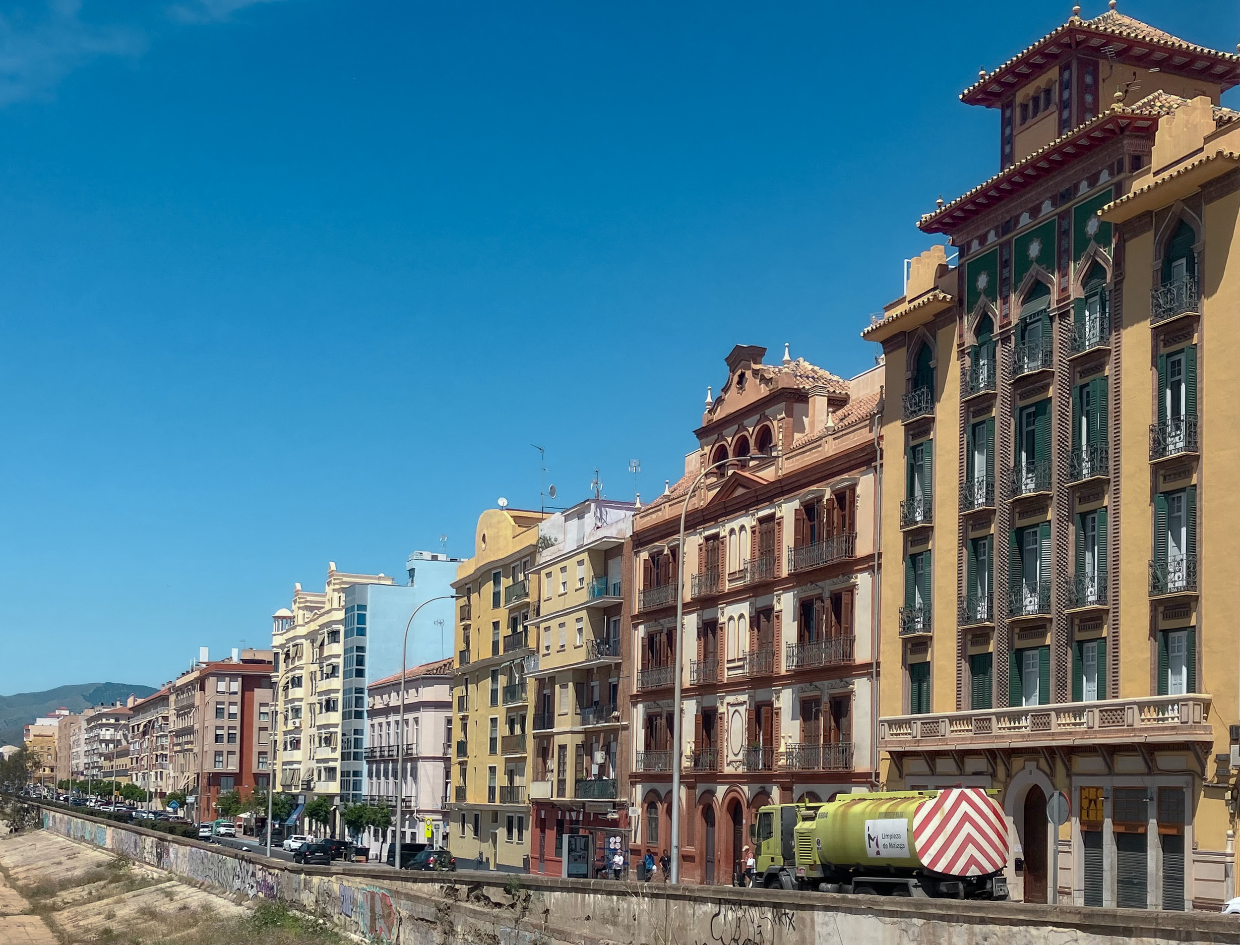 Edificios de apartamentos históricos en estilo neomudéjar y art déco, situados en la avenida de la Rosaleda, en el centro histórico de Málaga, junto al río Guadalmedina