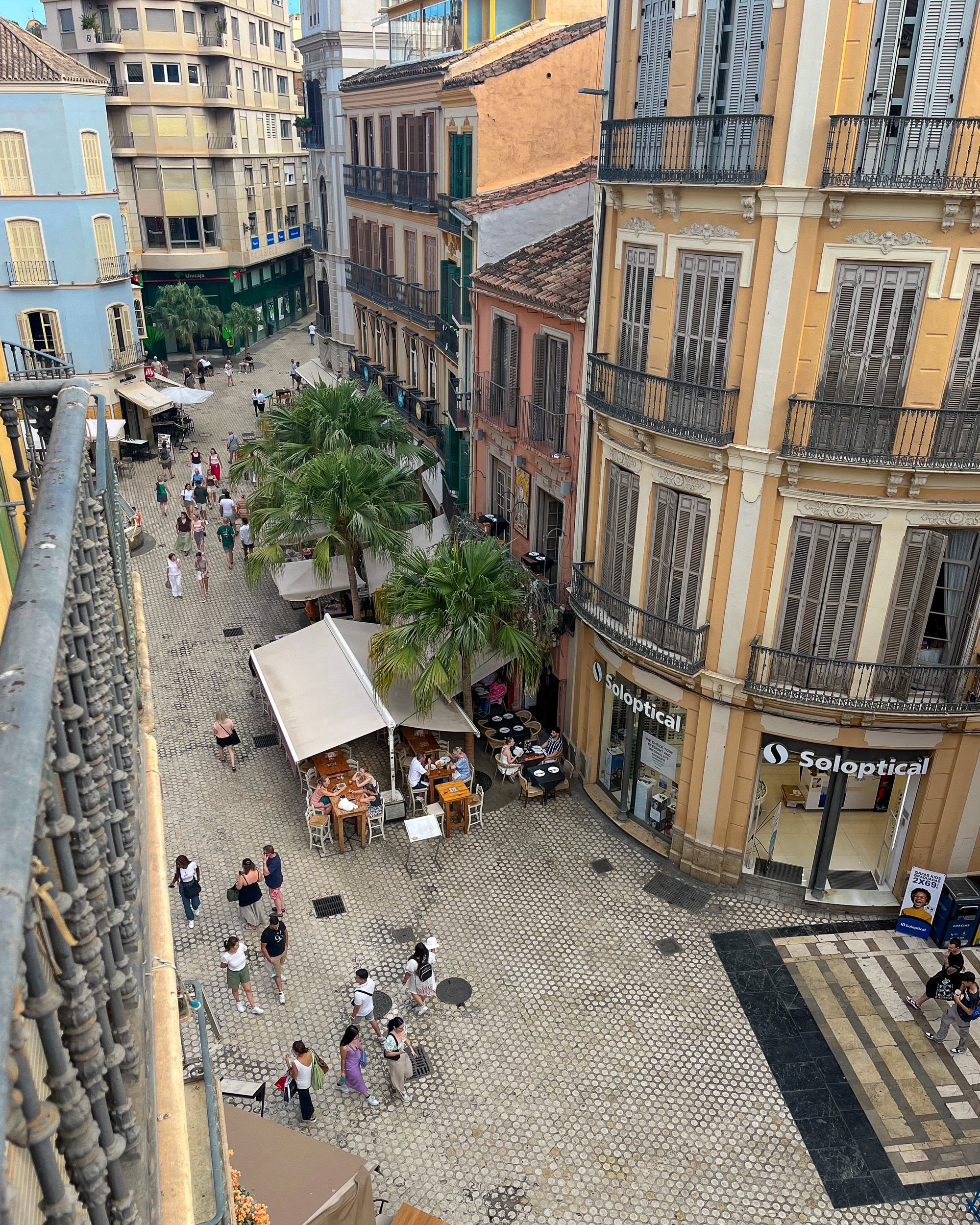 Calle Granada, una calle peatonal del centro histórico de Málaga con terrazas al aire libre, vista desde un balcón