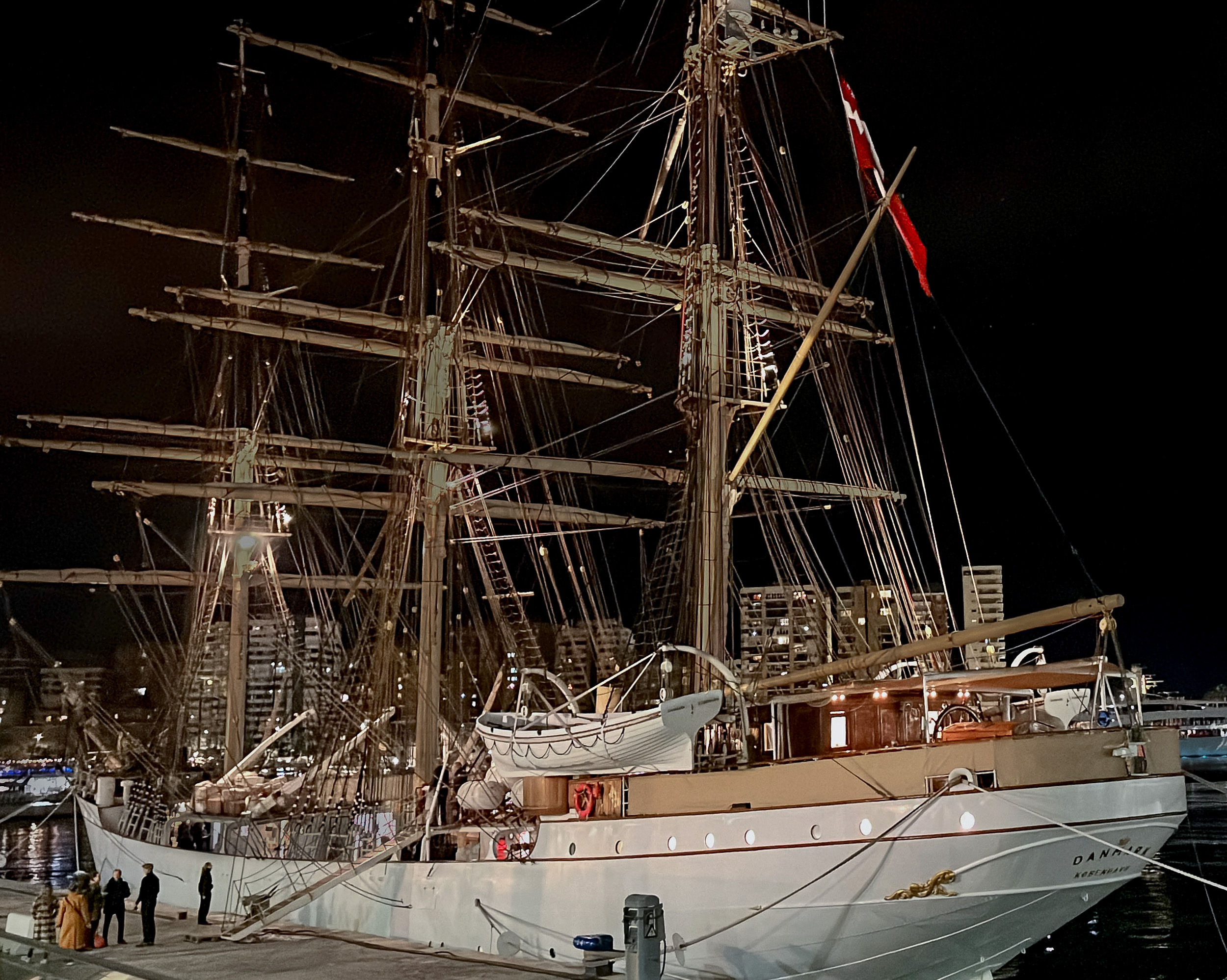 Velero danés de tres mástiles atracado en el Muelle Dos del puerto de Málaga, por la noche