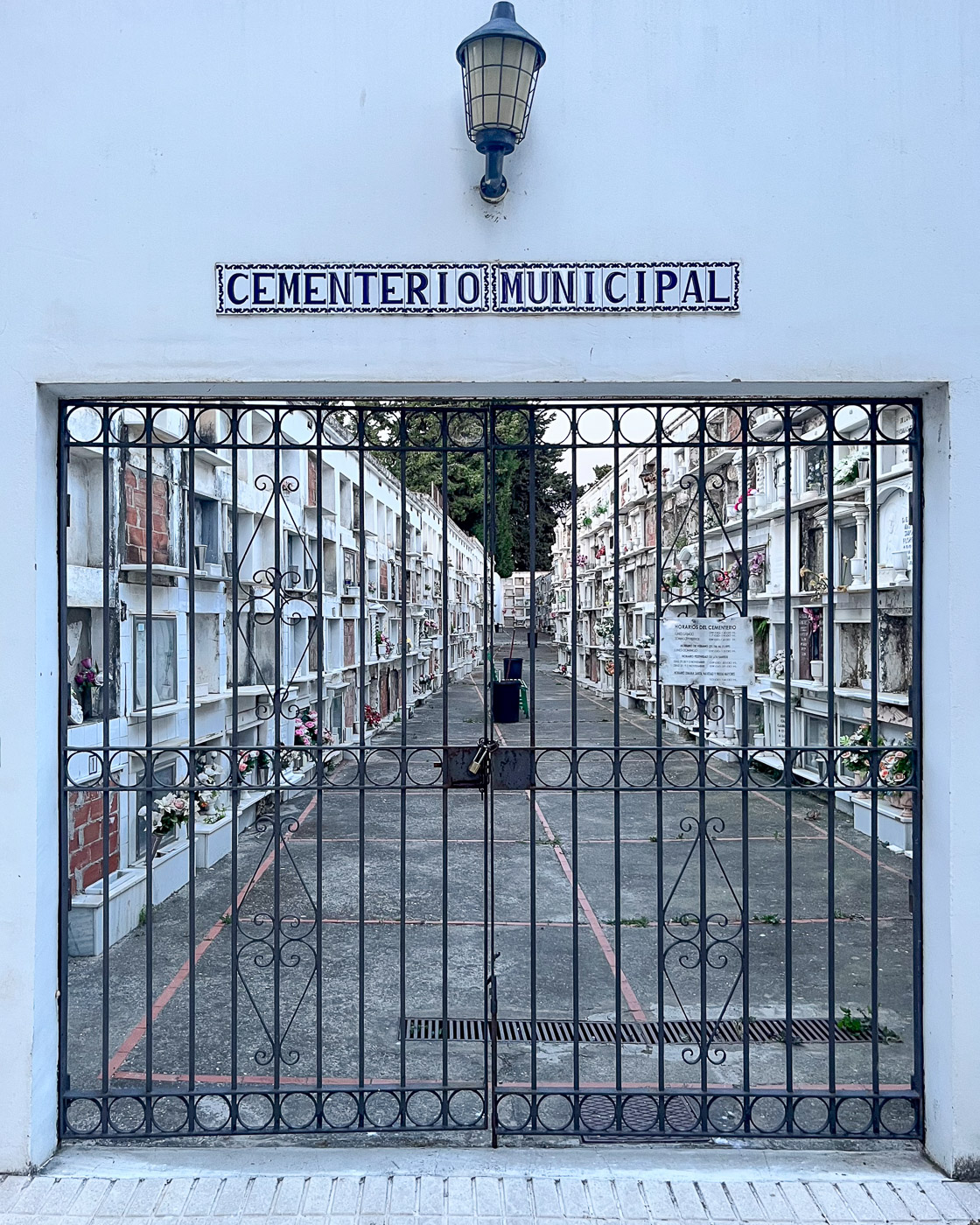 Entrance to the old Estepona municipal cemetery (Enalta), at 1 Avenida de Andalucía