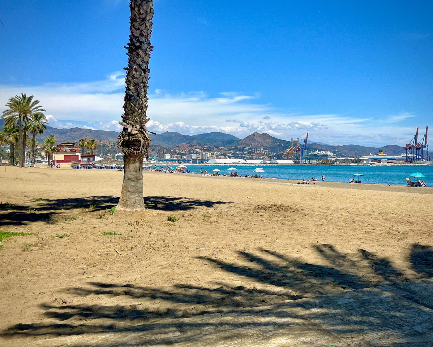 Playa de San Andrés en Huelin (Málaga), con el puerto industrial Muelle de Heredia al fondo
