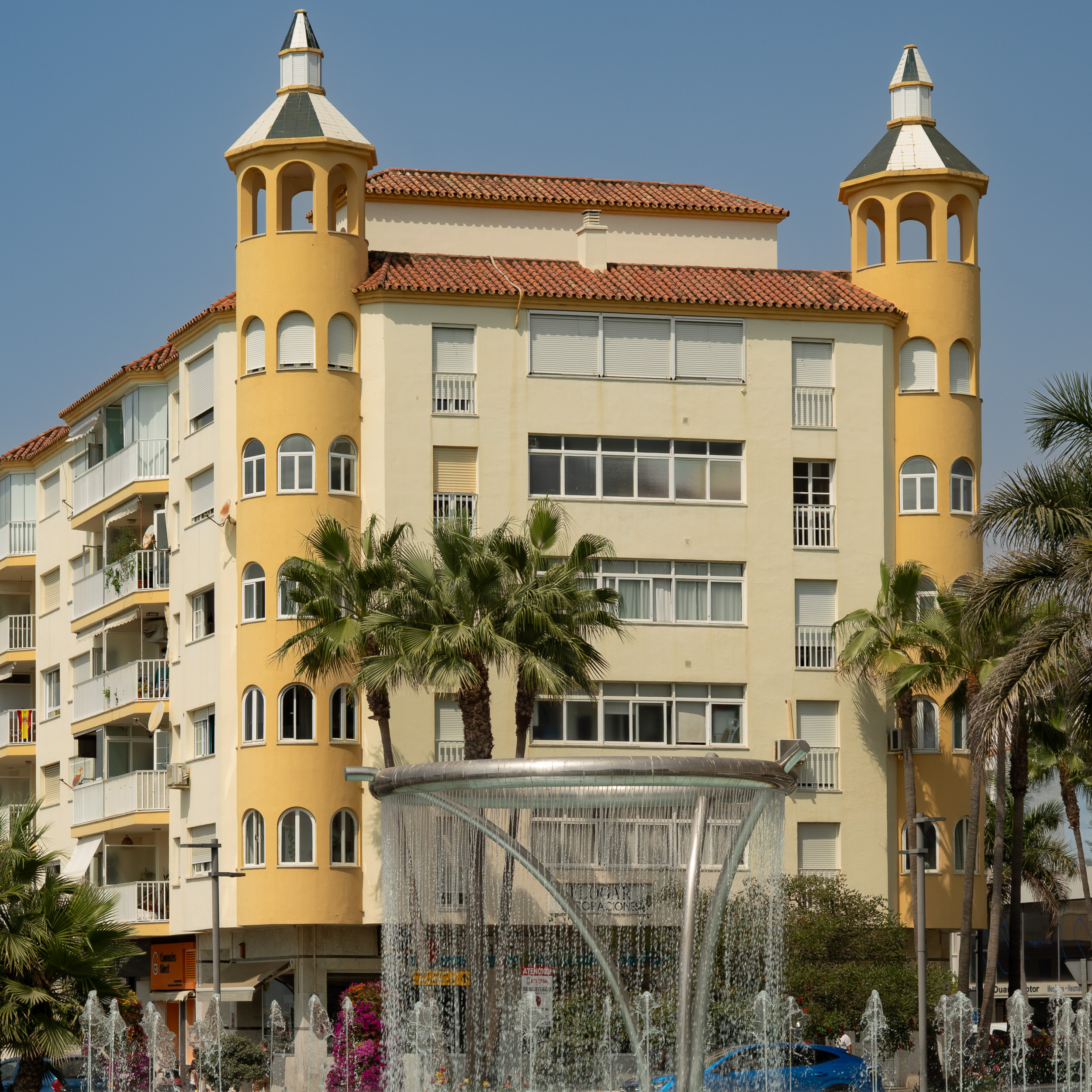 Complejo de apartamentos con sus características torretas amarillas en la Avenida de España y Fuentes de Estepona