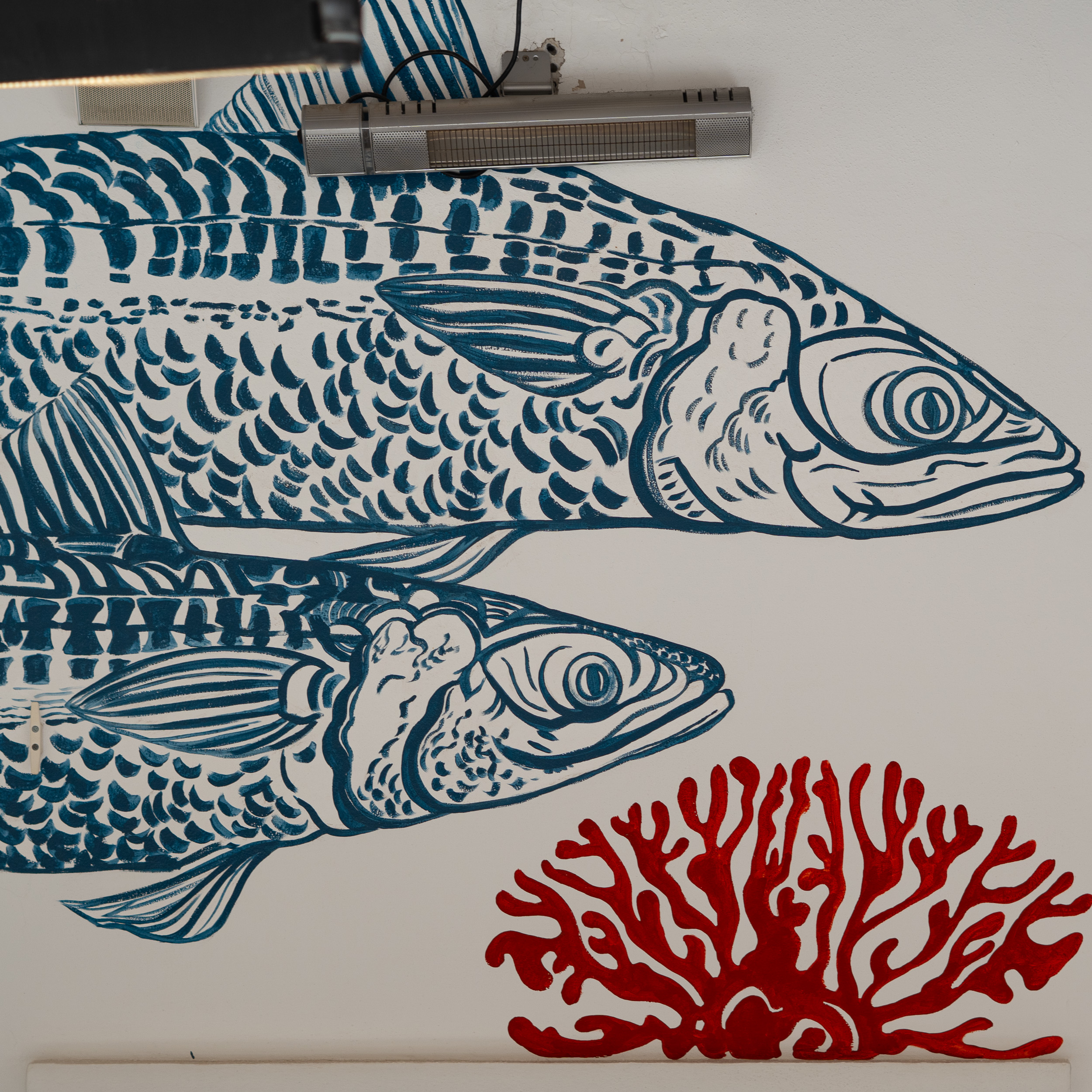 Mural de peces en el restaurante Taberna Diez, en la calle Real de Estepona
