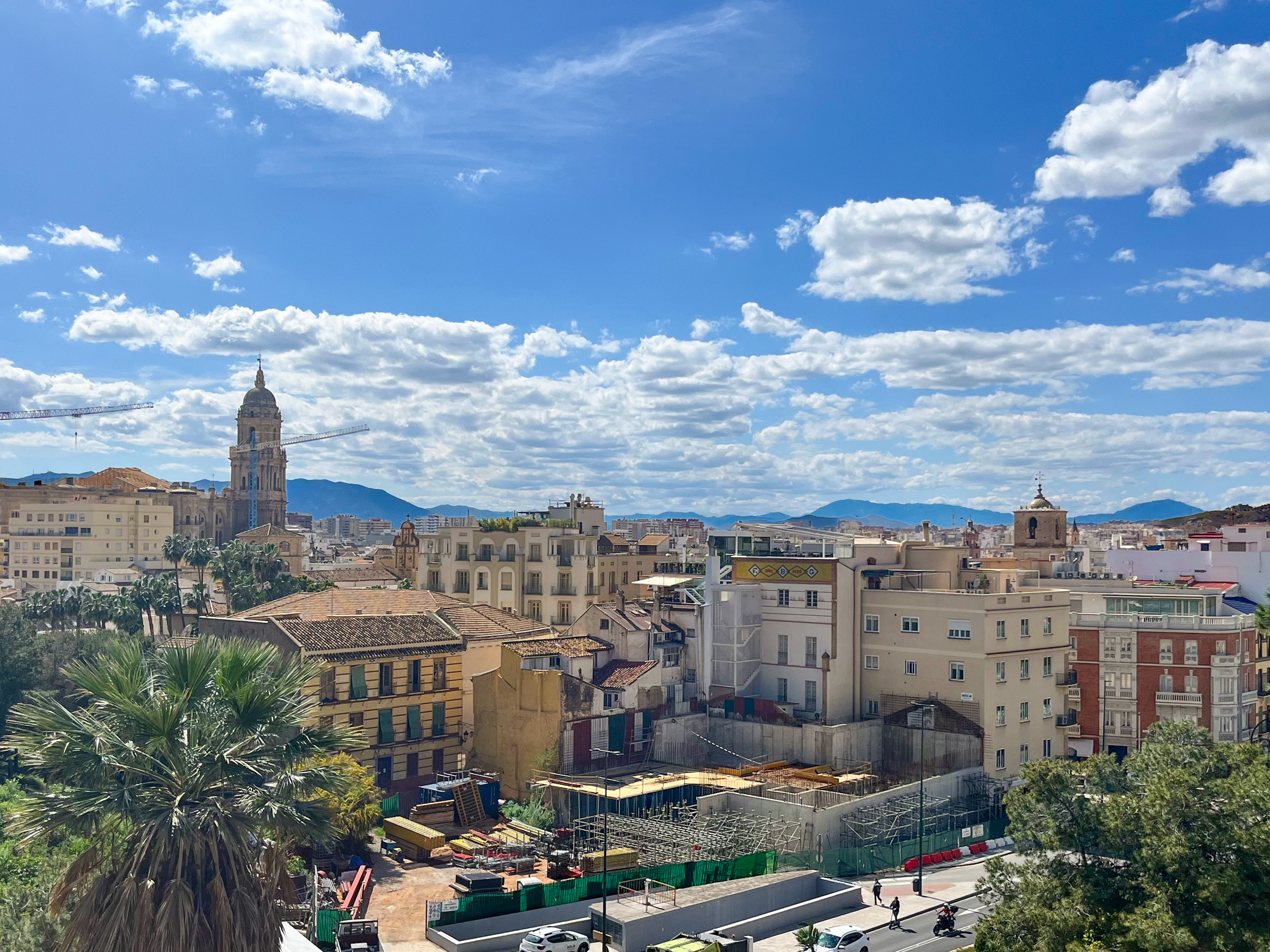 El distrito del centro de la ciudad de Málaga visto desde el camino al Monte Victoria