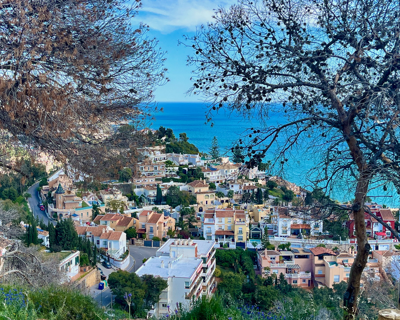 The residential neighborhood of El Limonar—located in the Eastern District—seen from the Monte Victoria viewpoint. This spot can be reached via the Monte Victoria trail (sendero al Monte Victoria)