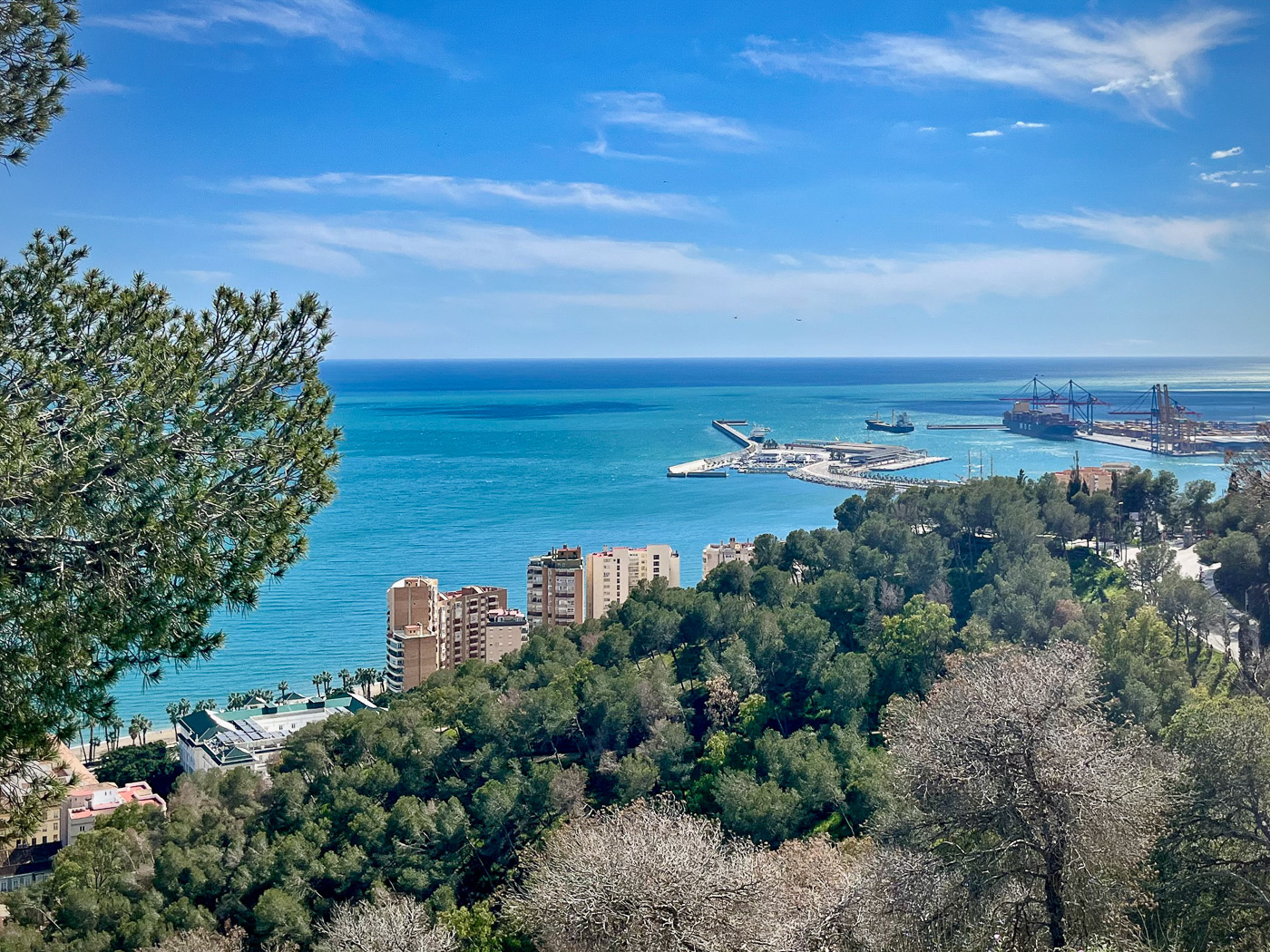 El puerto de Málaga visto desde el mirador del Monte Victoria, accesible a través del sendero al Monte Victoria