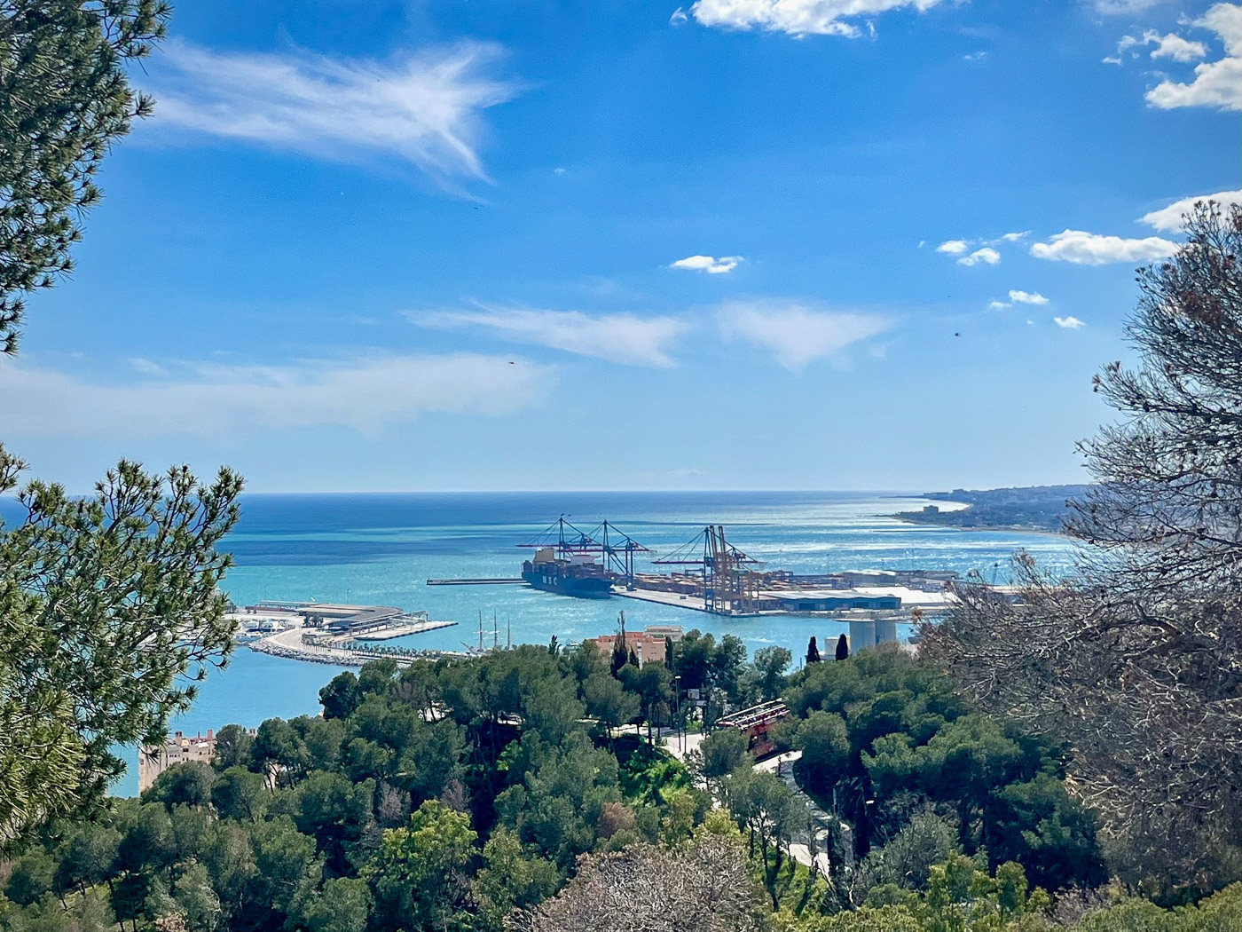 El puerto de Málaga visto desde el mirador del Monte Victoria, accesible a través del sendero al Monte Victoria