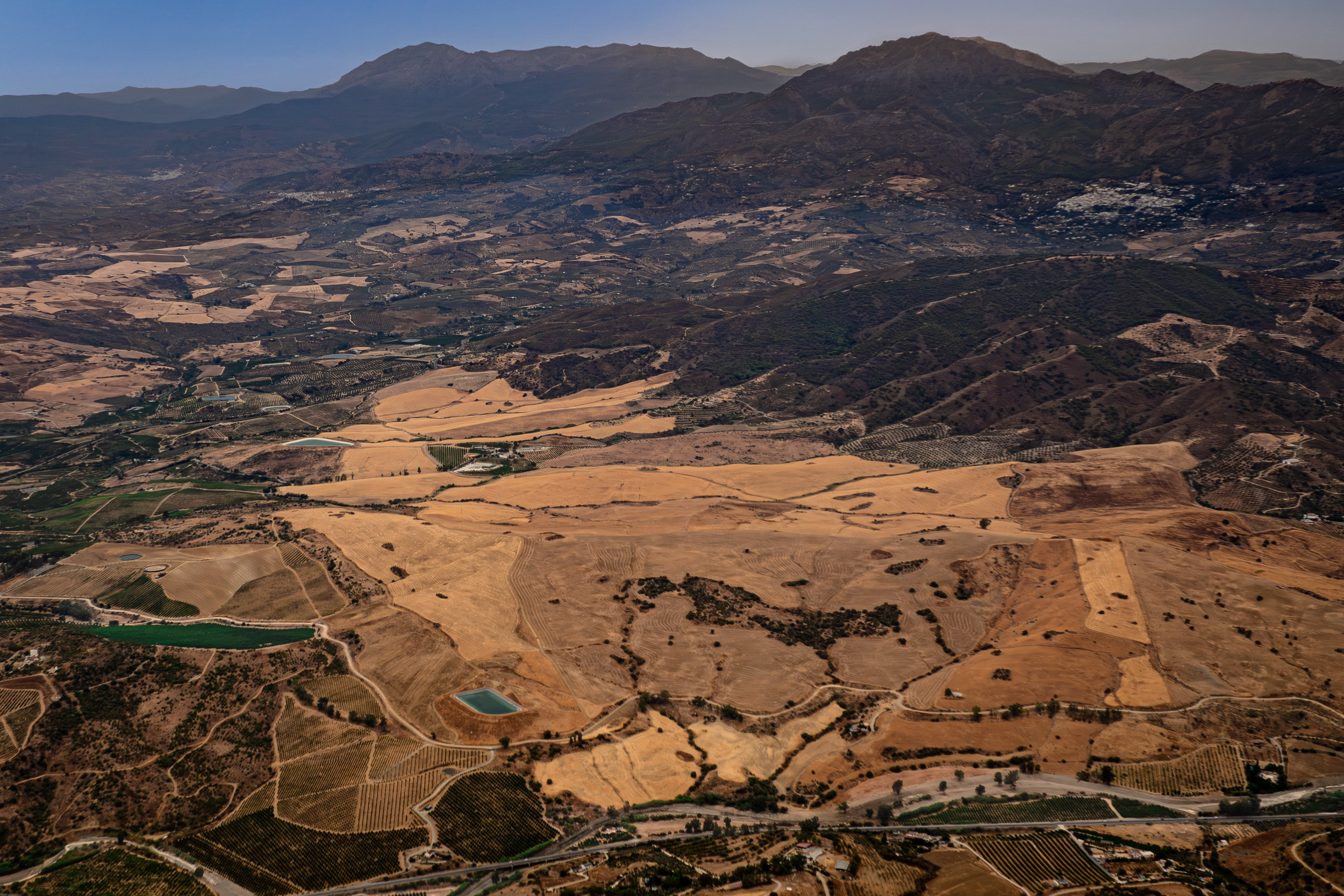 Vista aérea del paisaje de la Axarquía, que muestra montañas, campos, naturaleza y carreteras, en la provincia de Málaga
