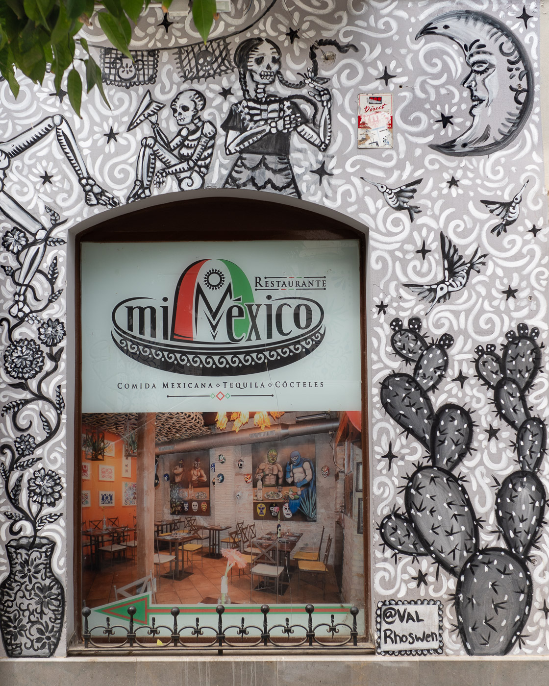 Detalle de un mural de la artista urbana mexicana Val Rhoswen en el restaurante Mi México Comida Mexicana, en la calle Elvira de Granada, que representa esqueletos, la luna y cactus