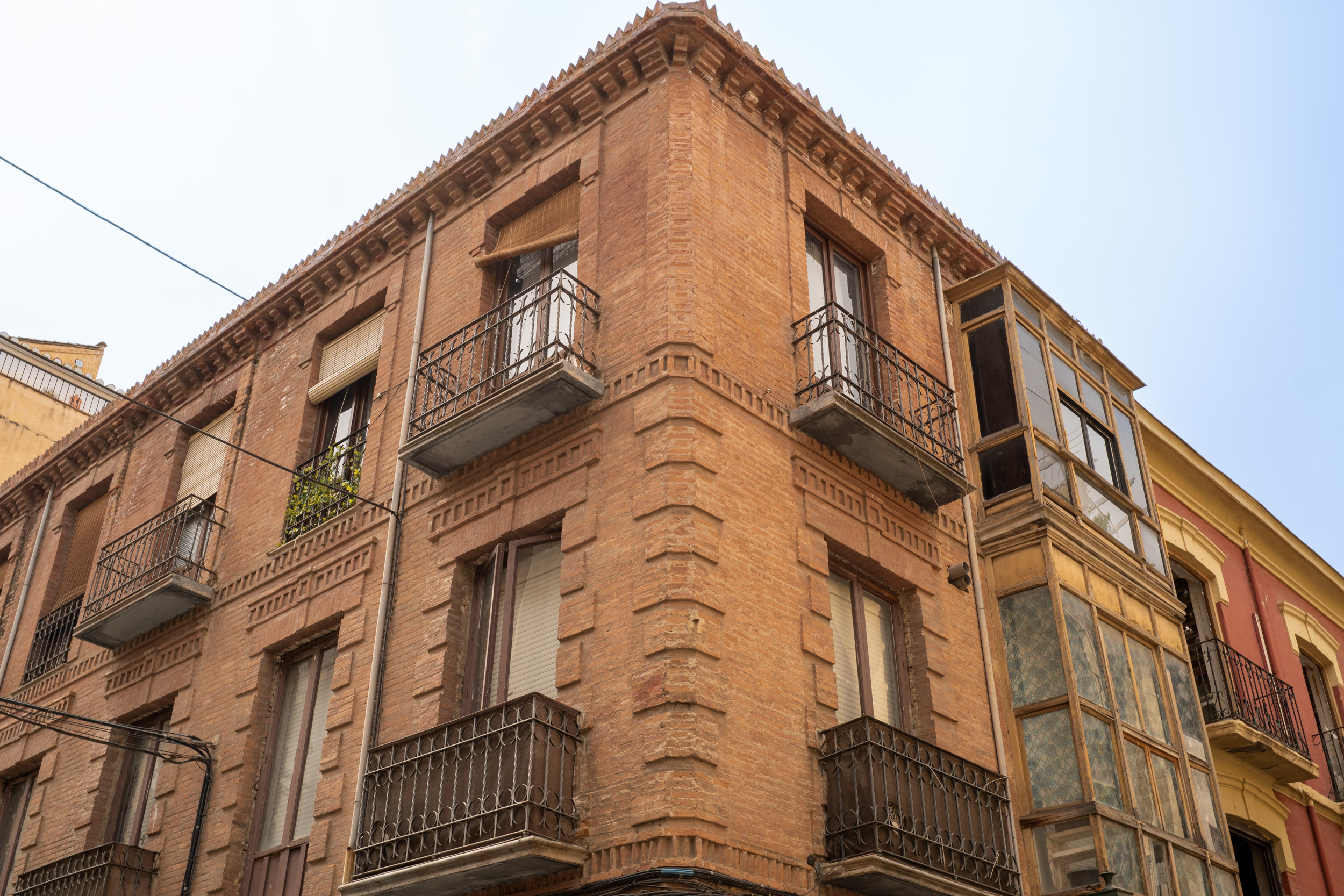 Fachada en la esquina de las calles Elvira y Alcazayas, en el Albaicín de Granada