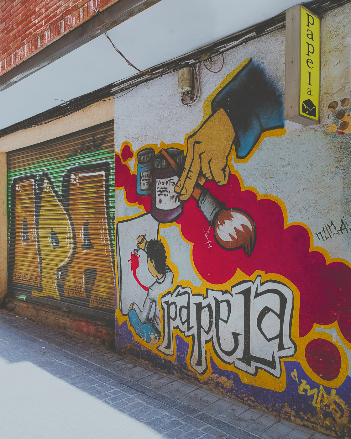 Mural en la fachada de la papelería Papela, en la calle Horno de Abad de Granada