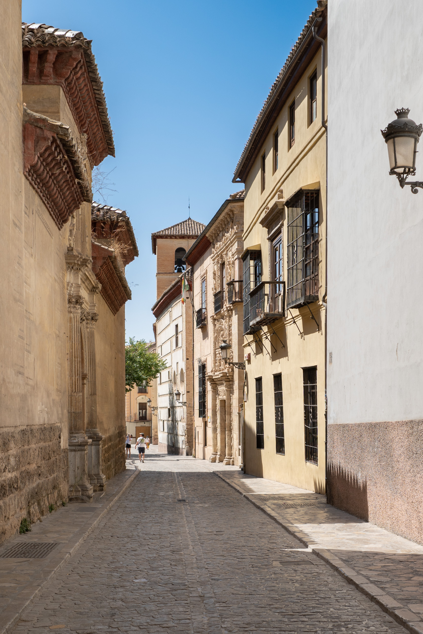 Calle estrecha en el barrio del Albaicín de Granada