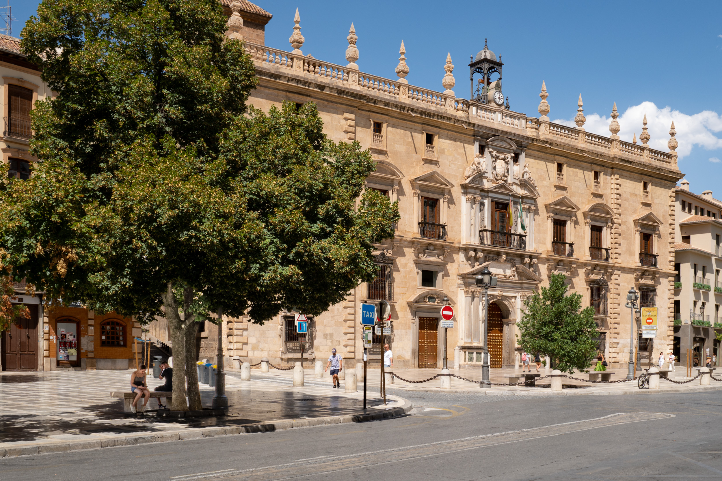 Plaza Nueva, con el Palacio de Justicia de la Audiencia Provincial en el barrio del Albaicín de Granada