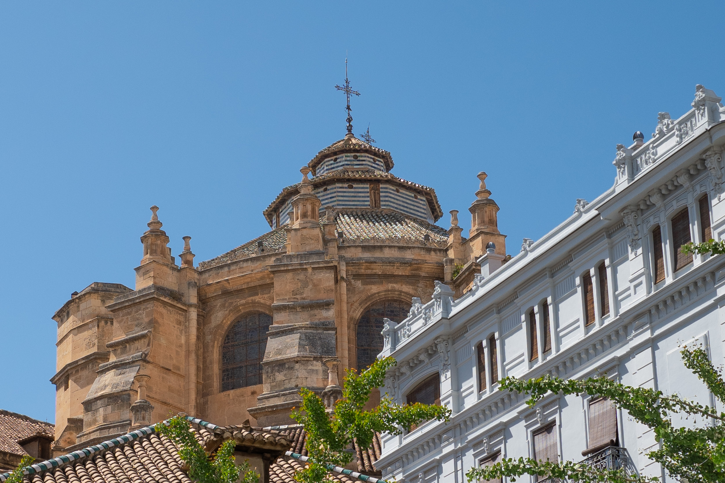 Torre de la catedral vista desde la calle Gran Vía de Colón, en el centro histórico de Granada