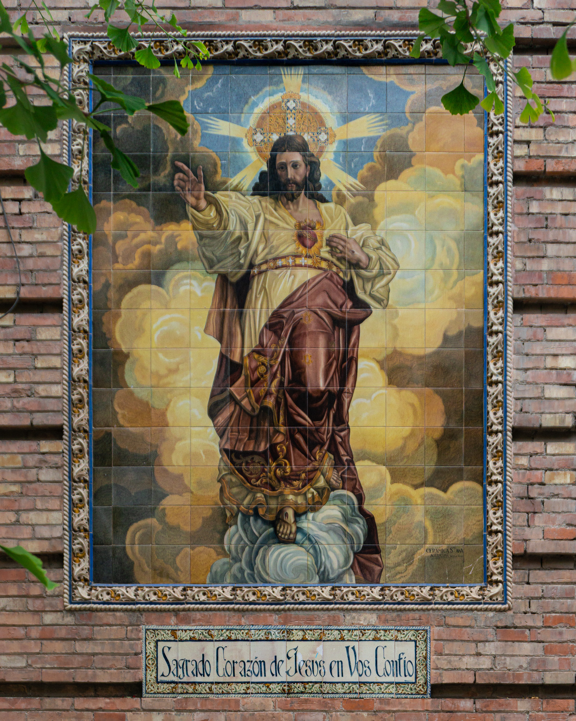 Mural de azulejos sobre La Iglesia del Sagrado Corazón de Jesús en la Gran Vía de Colón en el centro histórico de Granada