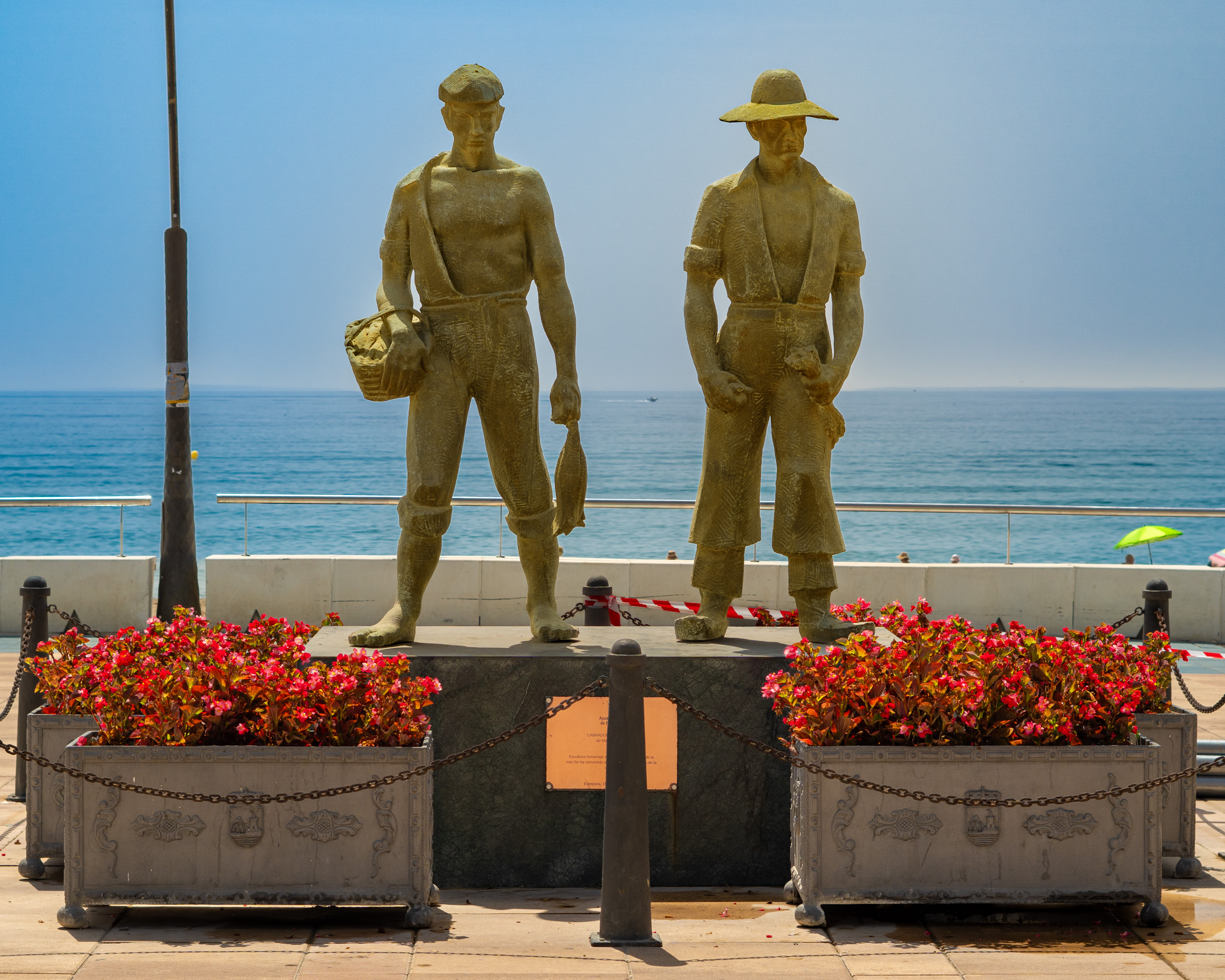 La escultura «Labrador y Pescador», obra de Marino Amaya (1969), en el paseo marítimo de Estepona